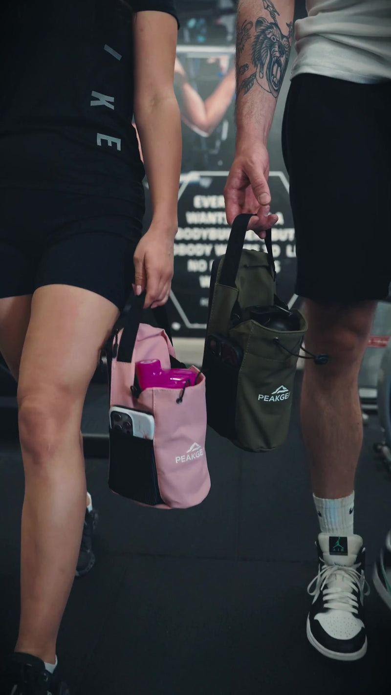 Két PeakGear mágneses edzőtáska használat közben